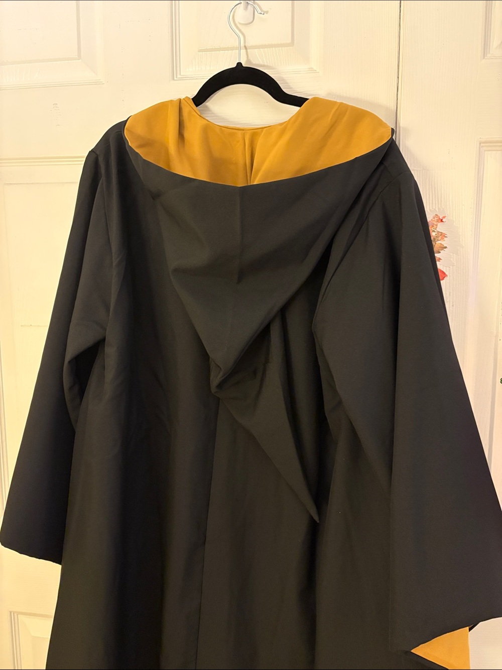 Universal Studios - Hufflepuff Robe - Picture 2 of 5